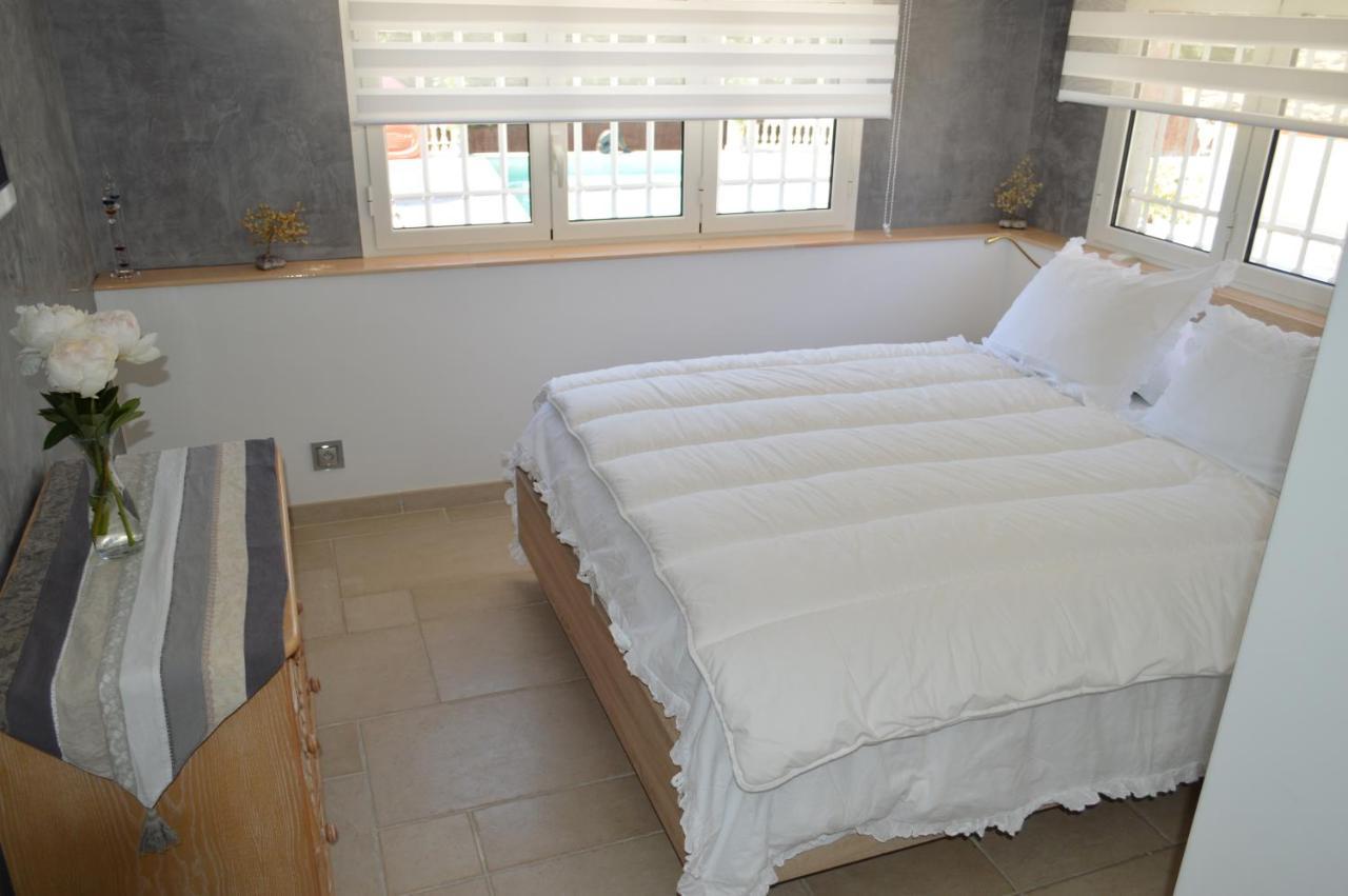Villa Jalna Chambre, Suites Et Appartement โรกฟอร์-เลส์-แปงส์ ภายนอก รูปภาพ
